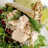 Gutes Essen   Nüsse, ein paar Süßigkeiten und vor allem Kohlenhydrate schützen im Winter vor schlechter oder gar depressiver Stimmung. Brot, Pasta, Reis oder Kartoffeln regen im Körper die stimmungsaufhellende Serotoninbildung an - das Glückshormon fehlt dem Körper vor allem in sonnen- und lichtarmen Zeiten.  Mehr zum Thema gesunde Ernährung finden Sie im stern.de-Ratgeber