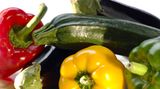 Viele Vitamine  Wenn der Körper schon weniger Licht und Wärme bekommt, dann sollte er zumindest ausreichend Vitamine erhalten. Ernähren Sie sich gesund mit viel frischem Obst und Gemüse. Empfehlenswert sind 650 Gramm pro Tag, das sind zum Beispiel ein Apfel, ein Glas Orangensaft, eine Paprika und zwei Hände voll Blattsalat.  Mehr zum Thema gesunde Ernährung finden Sie im stern.de-Ratgeber