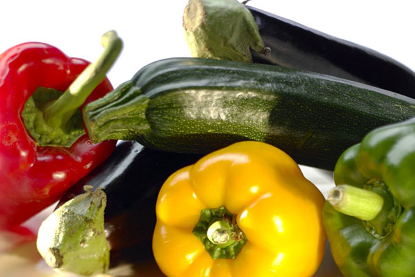 November-Blues: Viele Vitamine Wenn der Körper schon weniger Licht und Wärme bekommt, dann sollte er zumindest ausreichend Vitamine erhalten. Ernähren Sie sich gesund mit viel frischem Obst und Gemüse. Empfehlenswert sind 650 Gramm pro Tag, das sind zum Beispiel ein Apfel, ein Glas Orangensaft, eine Paprika und zwei Hände voll Blattsalat. Mehr zum Thema gesunde Ernährung finden Sie im stern.de-Ratgeber Viele Vitamine Wenn der Körper schon weniger Licht und Wärme bekommt, dann sollte er zumindest ausreichend Vitamine erhalten. Ernähren Sie sich gesund mit viel frischem Obst und Gemüse. Empfehlenswert sind 650 Gramm pro Tag, das sind zum Beispiel ein Apfel, ein Glas Orangensaft, eine Paprika und zwei Hände voll Blattsalat. Mehr zum Thema gesunde Ernährung finden Sie im stern.de-Ratgeber