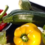 Viele Vitamine  Wenn der Körper schon weniger Licht und Wärme bekommt, dann sollte er zumindest ausreichend Vitamine erhalten. Ernähren Sie sich gesund mit viel frischem Obst und Gemüse. Empfehlenswert sind 650 Gramm pro Tag, das sind zum Beispiel ein Apfel, ein Glas Orangensaft, eine Paprika und zwei Hände voll Blattsalat.  Mehr zum Thema gesunde Ernährung finden Sie im stern.de-Ratgeber