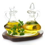 Verwenden Sie Fette und Öle sparsam und ziehen Sie pflanzliche Öle wie Raps- oder Olivenöl tierischen Fetten vor. Etwa 80 bis 100 Gramm Fett täglich sind völlig ausreichend. Vergessen Sie nicht, auch versteckte Fette in Fleisch- und Milchprodukten, Süßwaren oder Knabbereien mit einzuberechnen.