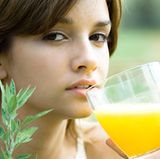 Ersetzen Sie flüssige Dickmacher wie Alkohol, Limonaden und Säfte durch Wasser oder ungesüßten Tee. Wer jeden Tag auf ein Glas Cola verzichtet, spart damit täglich etwa 100 Kilokalorien ein. Das macht sich auf Dauer bemerkbar.