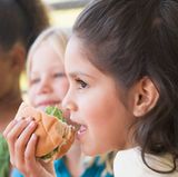 Ihr Kind muss jederzeit im Unterricht etwas essen oder trinken dürfen. Denn nur das hilft bei einer Unterzuckerung. Bitten Sie die Lehrer, darauf zu achten, dass Ihr Kind seinen Schulproviant immer aufisst