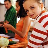 Kochen Sie mit Ihren Kindern gemeinsam, so lernen sie spielerisch, sich gut zu ernähren und ohne ungesunde Fertiggerichte auszukommen. Verteilen Sie die zweite Essensportion erst nach etwa 15 Minuten, wenn sich das Sättigungsgefühl einstellt - vielleicht ist Ihr Kind dann schon satt.