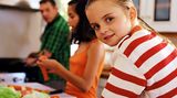 Kochen Sie mit Ihren Kindern gemeinsam, so lernen sie spielerisch, sich gut zu ernähren und ohne ungesunde Fertiggerichte auszukommen. Verteilen Sie die zweite Essensportion erst nach etwa 15 Minuten, wenn sich das Sättigungsgefühl einstellt - vielleicht ist Ihr Kind dann schon satt.
