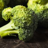 Vitamin E schützt Ihre Zellen vor aggressiven Stoffen. Besonders reich an Vitamin E sind Pflanzenöle wie Raps-, Weizenkeim- oder Sonnenblumenöl. Aber auch Nüsse, Ölsamen und Weizenkeime enthalten Vitamin E