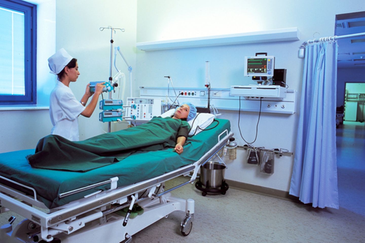 Jahresrückblick 2008: Gesund werden im Krankenhaus 17.142.476 Deutsche sind 2006 im Krankenhaus gesund gepflegt worden, wie aus dem Jahrbuch des für 2008 hervorgeht. Frauen waren übrigens in der Mehrzahl: 9.146.276. Der durchschnittliche Patient, der gesund entlassen wurde, ist 8,4 Tage lang in der Klinik geblieben. Die Krankenhaus-Aufenthalte der Deutschen kosteten im Jahr insgesamt 58.080.678.000 Euro Video: Die Deutschen sind zu dick Gesund werden im Krankenhaus 17.142.476 Deutsche sind 2006 im Krankenhaus gesund gepflegt worden, wie aus dem Jahrbuch des für 2008 hervorgeht. Frauen waren übrigens in der Mehrzahl: 9.146.276. Der durchschnittliche Patient, der gesund entlassen wurde, ist 8,4 Tage lang in der Klinik geblieben. Die Krankenhaus-Aufenthalte der Deutschen kosteten im Jahr insgesamt 58.080.678.000 Euro Video: Die Deutschen sind zu dick