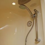 Das strömende Wasser bleibt allerings auf fünf Minuten begrenzt, so die Anzeige. "Es gab vorne im Flugzeug ungenutzen Raum," sagt Tim Clark, Präsident von Emirates Airlines, im Gespräch mit stern.de. "So hatten wir die Idee mit den Duschen. Bei Executive Jets sind Duschen nämlich schon sehr beliebt"     Video: So entsteht der neue Airbus