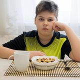 Wenn Ihr Kind abnehmen soll, muss es seine Lebens- und Essgewohnheiten dauerhaft verändern. Verordnen Sie ihm keine Blitz-, Crash- oder Wunder-Diät, sonst sind die Pfunde bald wieder da – klassischer Jojo-Effekt. Seien Sie daher geduldig und lassen Sie Ihr Kind Schritt für Schritt abnehmen. Am besten suchen Sie sich hierfür professionelle Hilfe.