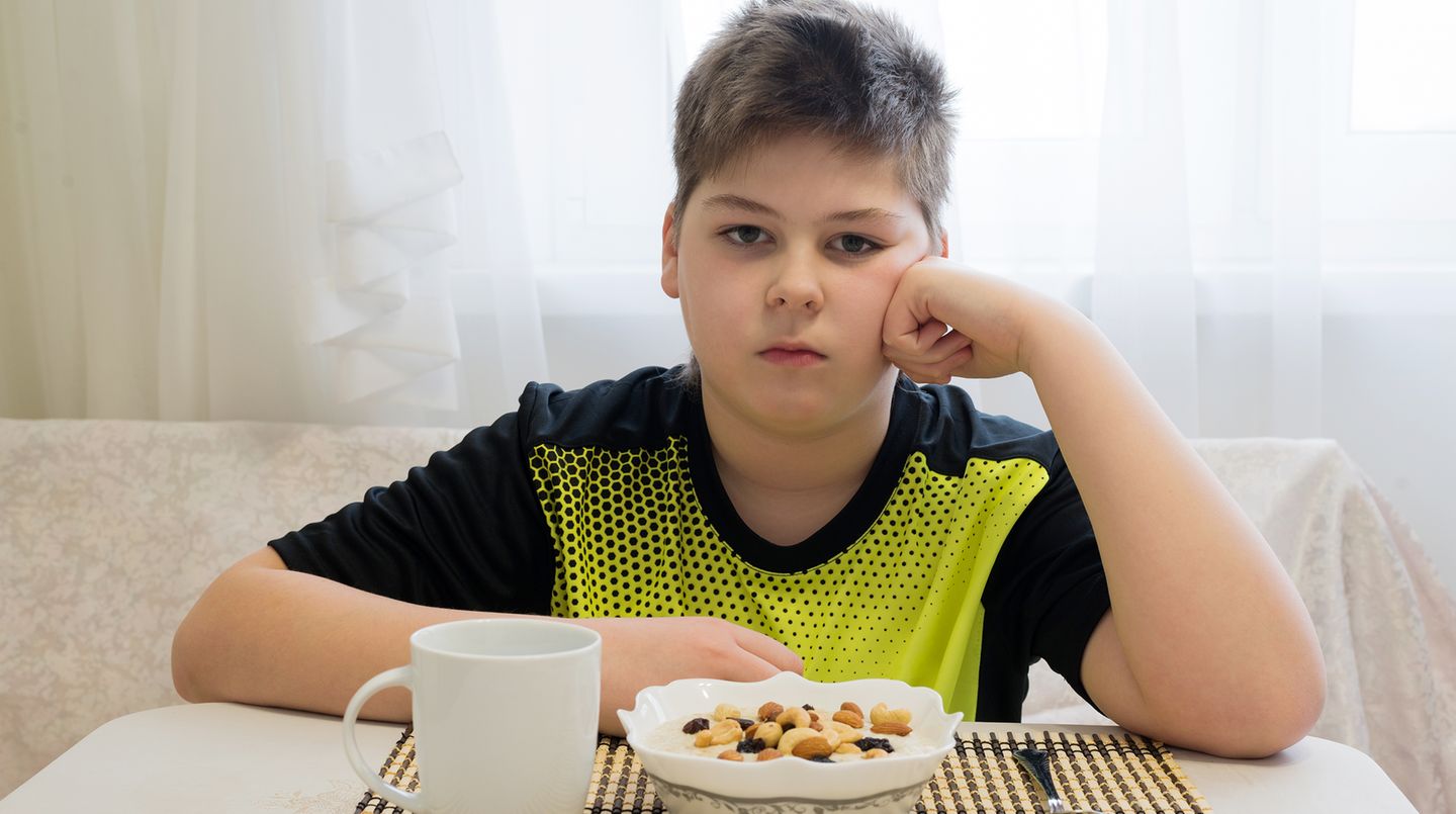 Tipps für dicke Kinder: Wenn Ihr Kind abnehmen soll, muss es seine Lebens- und Essgewohnheiten dauerhaft verändern. Verordnen Sie ihm keine Blitz-, Crash- oder Wunder-Diät, sonst sind die Pfunde bald wieder da – klassischer Jojo-Effekt. Seien Sie daher geduldig und lassen Sie Ihr Kind Schritt für Schritt abnehmen. Am besten suchen Sie sich hierfür professionelle Hilfe. Wenn Ihr Kind abnehmen soll, muss es seine Lebens- und Essgewohnheiten dauerhaft verändern. Verordnen Sie ihm keine Blitz-, Crash- oder Wunder-Diät, sonst sind die Pfunde bald wieder da – klassischer Jojo-Effekt. Seien Sie daher geduldig und lassen Sie Ihr Kind Schritt für Schritt abnehmen. Am besten suchen Sie sich hierfür professionelle Hilfe.