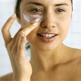 Im Idealzustand enthält normale Haut schon von Natur aus ausreichend Fett und Feuchtigkeit. Sind Sie damit gesegnet, brauchen Sie nur eine leichte Tagescreme vom Typ Öl-in-Wasser.