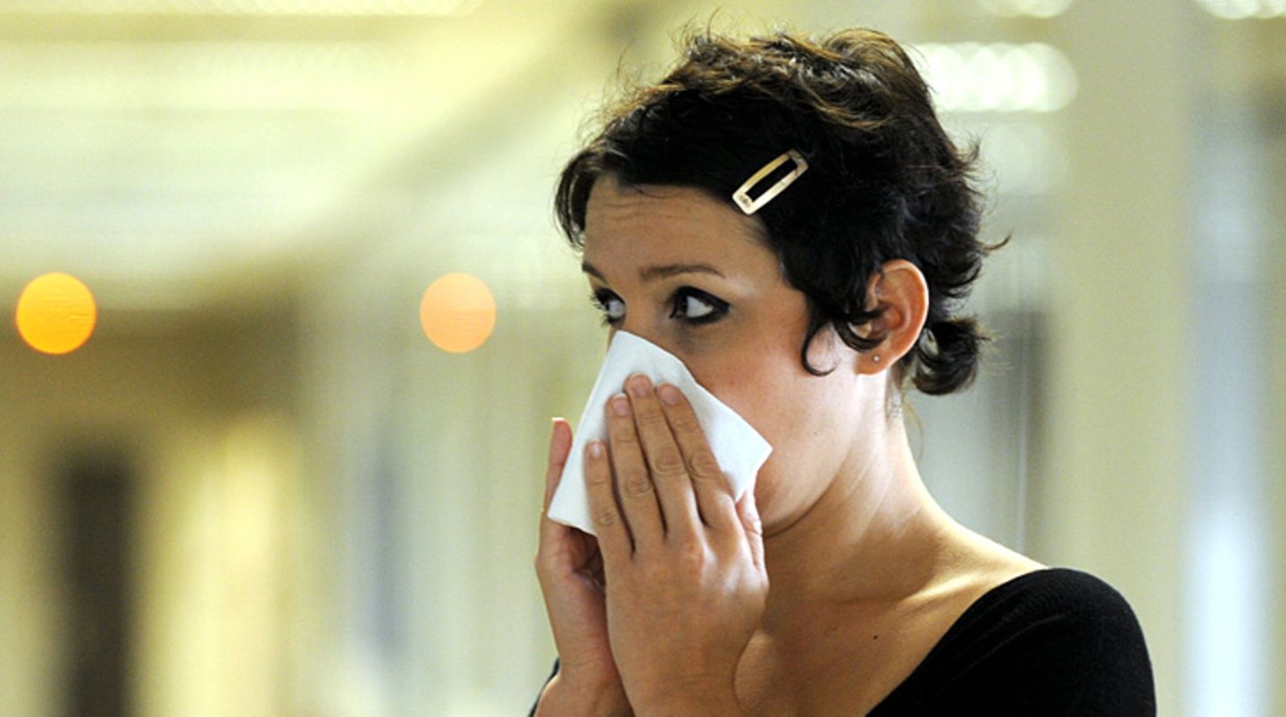 Clusterkopfschmerzen: Wenn Sie an einer Allergie leiden, sollten Sie diese unbedingt behandeln lassen. Denn bei einer allergischen Reaktion schüttet der Körper verstärkt Histamin aus. Dieser Stoff steht im Verdacht, Clusterattacken auszulösen. Eindeutige Beweise dafür stehen allerdings noch aus Wenn Sie an einer Allergie leiden, sollten Sie diese unbedingt behandeln lassen. Denn bei einer allergischen Reaktion schüttet der Körper verstärkt Histamin aus. Dieser Stoff steht im Verdacht, Clusterattacken auszulösen. Eindeutige Beweise dafür stehen allerdings noch aus