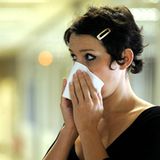 Wenn Sie an einer Allergie leiden, sollten Sie diese unbedingt behandeln lassen. Denn bei einer allergischen Reaktion schüttet der Körper verstärkt Histamin aus. Dieser Stoff steht im Verdacht, Clusterattacken auszulösen. Eindeutige Beweise dafür stehen allerdings noch aus