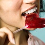 Versuchen Sie, feste Zeiten für das Essen einzuhalten. Lassen Sie keine Mahlzeiten aus und essen Sie sich satt. Wer ständig etwas knabbert und nascht, hat nie das Gefühl, richtig satt zu sein.