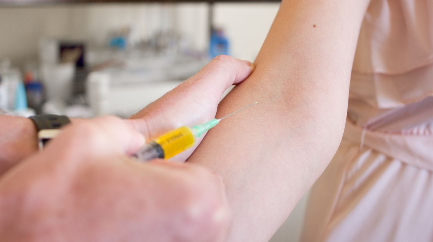 Eine korrekt durchgeführte Hyposensibilisierung  oder spezifische Immuntherapie ist die beste Möglichkeit, einer weiteren heftigen Reaktion vorzubeugen. Besprechen Sie mit Ihrem Arzt, ob dies für Sie in Frage kommt