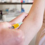 Eine korrekt durchgeführte Hyposensibilisierung  oder spezifische Immuntherapie ist die beste Möglichkeit, einer weiteren heftigen Reaktion vorzubeugen. Besprechen Sie mit Ihrem Arzt, ob dies für Sie in Frage kommt