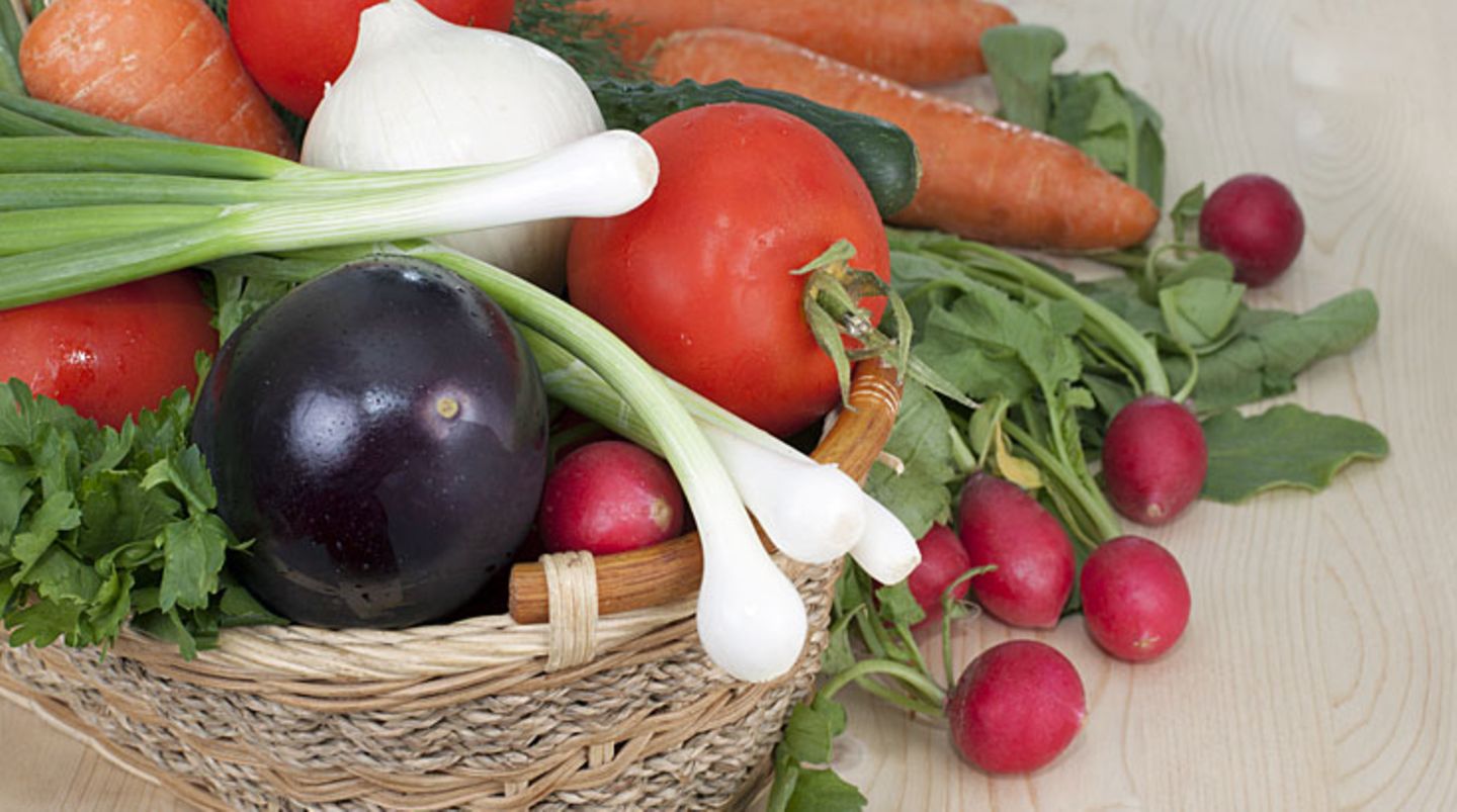 Bereiten Sie Obst und Gemüse nach Möglichkeit frisch zu und wählen Sie sie nach der Saison aus. Essen Sie stark verarbeitete Lebensmittel oder Fastfood möglichst selten, da diese meist sehr viel Fett, Zucker und oft Zusatzstoffe enthalten.