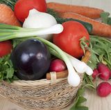 Bereiten Sie Obst und Gemüse nach Möglichkeit frisch zu und wählen Sie sie nach der Saison aus. Essen Sie stark verarbeitete Lebensmittel oder Fastfood möglichst selten, da diese meist sehr viel Fett, Zucker und oft Zusatzstoffe enthalten.