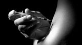 Es kann vorkommen, dass die Haut an den Einstichstellen etwas verhärtet. Dann kann der Körper das Insulin nicht mehr richtig aufnehmen. Stechen Sie daher nicht immer in dieselbe Stelle hinein - und niemals in Narben