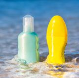 Lassen Sie Ihr Sonnenschutzmittel nicht in der prallen Sonne stehen. Bewahren Sie es am besten im Kühlschrank auf. Hohe Temperaturen können die Wirkung der Cremes und Lotionen beeinträchtigen. Denn die darin enthaltenen Emulsionen zerfallen bei Hitze oft in zwei getrennte Flüssigkeiten.