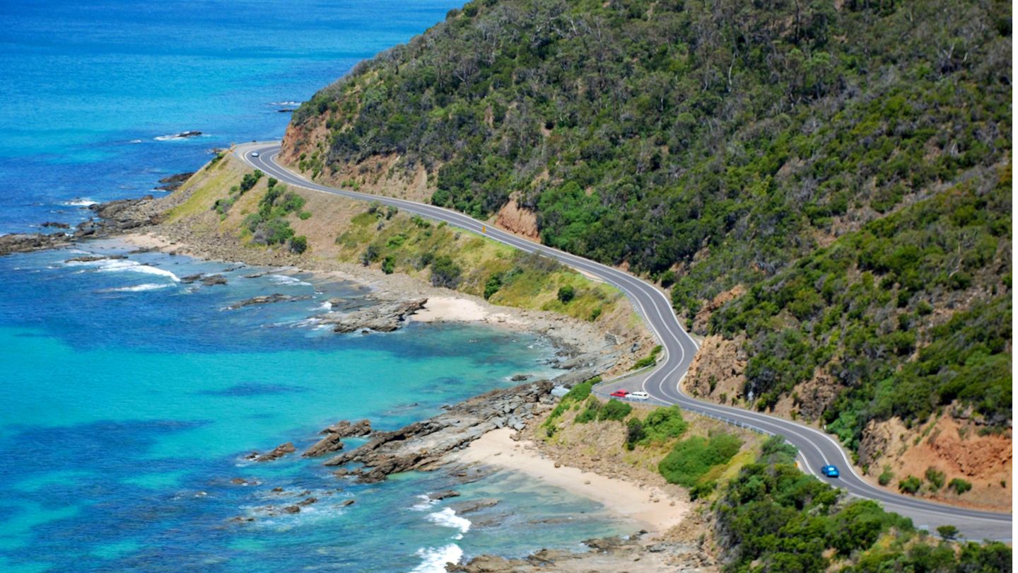 Bild 1 von 16 der Fotostrecke zum Klicken:  Die Great Ocean Road schlängelt sich über 250 Kilometer an der Südküste Victorias entlang. Die schönste Straße Australiens führt zu idyllischen Badebuchten, atemberaubenden Felsklippen, immergrünen Eukalyptuswälder, gemütlichen Ferienorte und meterhohen Surferwellen