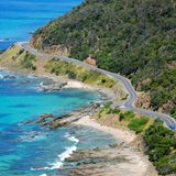 Bild 1 von 16 der Fotostrecke zum Klicken:  Die Great Ocean Road schlängelt sich über 250 Kilometer an der Südküste Victorias entlang. Die schönste Straße Australiens führt zu idyllischen Badebuchten, atemberaubenden Felsklippen, immergrünen Eukalyptuswälder, gemütlichen Ferienorte und meterhohen Surferwellen
