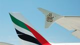 Die Flügelspitze mit dem haushohen Leitwerk: Die ersten fünf Langstreckenflugzeuge mit jeweils 489 Sitzplätzen werden stark nachgefragte Strecken befliegen. New York - London ab 1. Dezember 2008 sowie Sydney - Auckland ab 1. Februar 2009 jeweils ab Dubai    Video: So entsteht der neue Airbus