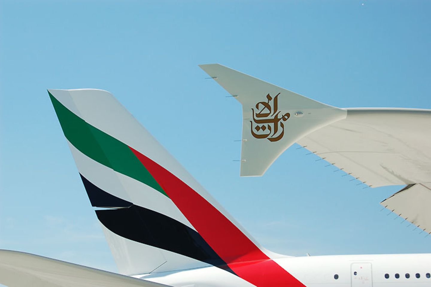 Auslieferungszeremonie: Die Flügelspitze mit dem haushohen Leitwerk: Die ersten fünf Langstreckenflugzeuge mit jeweils 489 Sitzplätzen werden stark nachgefragte Strecken befliegen. New York - London ab 1. Dezember 2008 sowie Sydney - Auckland ab 1. Februar 2009 jeweils ab Dubai Video: So entsteht der neue Airbus Die Flügelspitze mit dem haushohen Leitwerk: Die ersten fünf Langstreckenflugzeuge mit jeweils 489 Sitzplätzen werden stark nachgefragte Strecken befliegen. New York - London ab 1. Dezember 2008 sowie Sydney - Auckland ab 1. Februar 2009 jeweils ab Dubai Video: So entsteht der neue Airbus