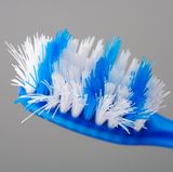 Ihre Zahnbürste gehört Ihnen alleine. Sie sollten sie mit niemandem teilen. Denn der Speichel kann Karies- und Parodontitiserreger übertragen. Eine Zahnbürste hält höchstens zwei Monate. Wenn sich schon vorher die Borsten zur Seite biegen, kaufen Sie sich eine neue.