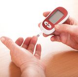 Mythos: Ein erhöhter Blutzucker ist an bestimmten Symptomen zu erkennen.  Fakt: Nicht zwingend. Ein leicht erhöhter Blutzuckerspiegel tut nicht weh und verursacht anfangs keine unmittelbaren Symptome. Diabetes entwickelt sich eher schleichend. Selbst bei Menschen mit etwas höheren Werten können die Symptome zu Beginn so unspezifisch sein, dass dies leicht übersehen wird und über Jahre unentdeckt bleibt. Bei stark erhöhtem Blutzuckerspiegel treten einige der bekannteren Symptome auf: Sie sind abgeschlagen und müde, haben ständig Durst, nehmen ohne Grund ab, die Haut juckt oder ist besonders trocken. Und Sie müssen oft auf die Toilette, vor allem nachts. Bei solchen Anzeichen sollten Sie einen Arzt aufsuchen