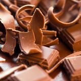 Essen Sie Süßes als Nachtisch und nicht zwischen den Mahlzeiten. Wer Süßes isst, weil er hungrig ist, trainiert sich Heißhunger auf Süßigkeiten geradezu an.