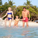 Frühling und Sommer, Sonne und Urlaub. Doch für unsere Haut ist diese Erholungszeit oft purer Stress: Am Mittelmeer etwa ist die Tagesdosis an UV-Strahlen etwa 20-mal so hoch wie in unseren Breitengraden. Auch wenn Sie eher der Bergwandertyp sind, ist Vorsicht geboten. Durch die dünne Luft strahlt die Sonne besonders kräftig; pro 1000 Höhenmeter nimmt die UV-Belastung um 10 bis 20 Prozent zu. Ob Alm, Strand oder Freibad daheim, generell gilt: Je höher die Sonne am Himmel steht, desto gefährlicher ist sie. Selbst eine tiefe Bräune bietet keinen vollständigen Schutz!