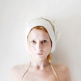 Tragen Sie richtig dick auf! Studien haben gezeigt, dass viele Menschen zu sparsam mit dem Sonnenschutzmittel umgehen. Faustregel: Mit gut 300 Milliliter Lotion kommt eine Person - und nicht etwa eine Familie! - rund eine Woche aus. Denn alle Sonnenschutzmittel sind so genormt, dass Sie etwa zwei Milligramm pro Quadratzentimeter Haut auftragen müssen, um den angegebenen Lichtschutzfaktor zu erreichen. Das ist etwa doppelt so viel wie beim normalen Eincremen!