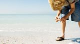 Es mag ein beliebtes Hobby von Urlaubern sein - trotzdem will manche Gemeinde mit feinem Sandstrand an der Adria oder auch an der toskanischen Küste nicht, dass Urlauber Sand oder Muscheln als Souvenir mitnehmen    Video: Mikro-Bikinis - darf man so was tragen?