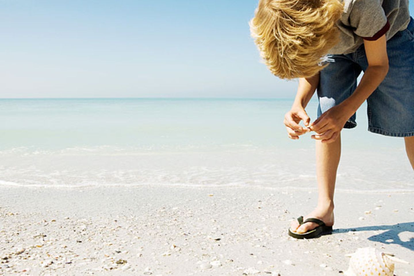 Es mag ein beliebtes Hobby von Urlaubern sein - trotzdem will manche Gemeinde mit feinem Sandstrand an der Adria oder auch an der toskanischen Küste nicht, dass Urlauber Sand oder Muscheln als Souvenir mitnehmen    Video: Mikro-Bikinis - darf man so was tragen?