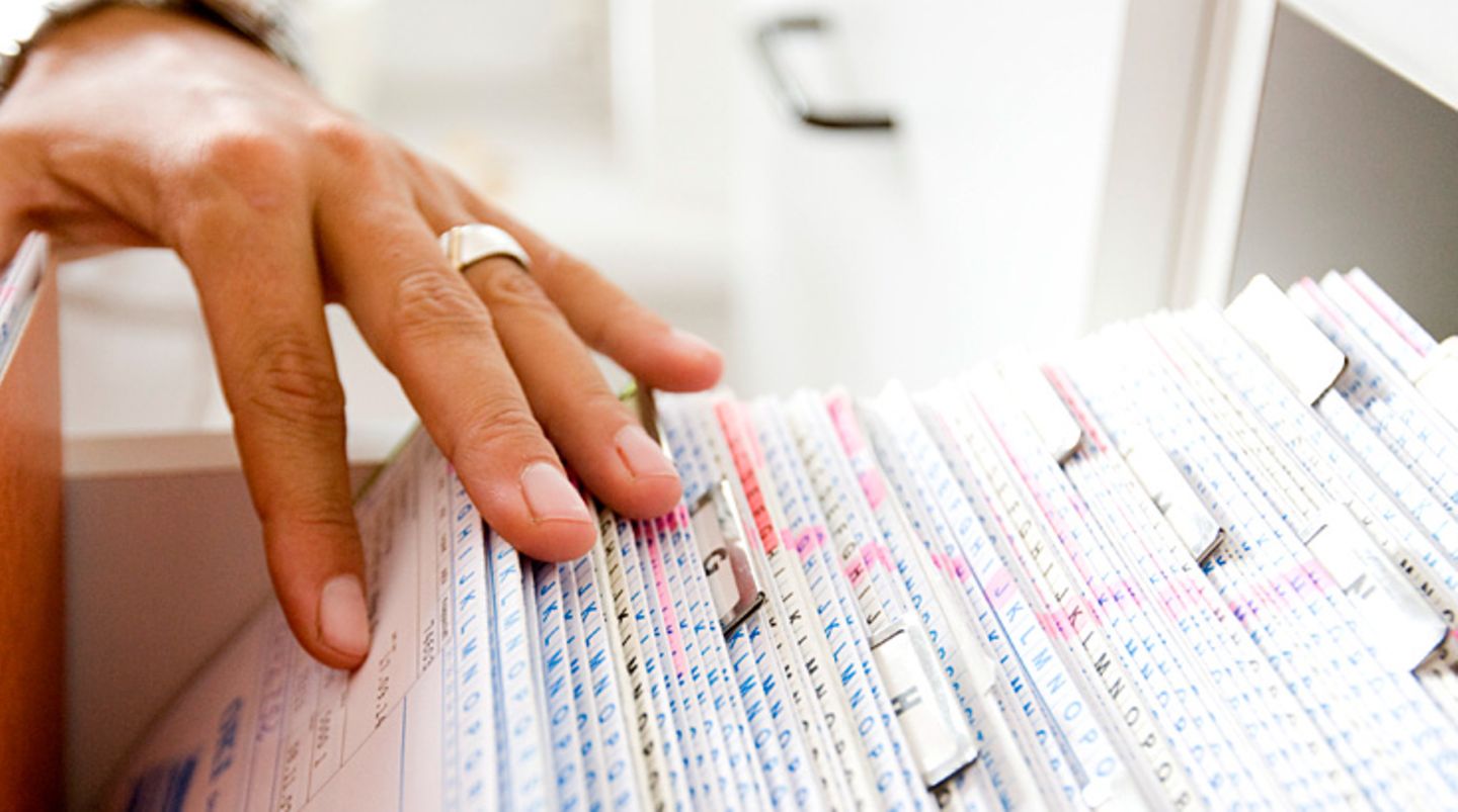 Der Arzt sollte sich mit Ihrer Krankengeschichte auseinandersetzen und den Kopfschmerzfragebogen sowie Ihr Kopfschmerz-Tagebuch auswerten. Etwa alle drei Monate sollte sich der behandelnde Arzt erneut Ihren Kopfschmerz-Kalender und Ihren neu ausgefüllten Kopfschmerzfragebogen anschauen. Nur so kann er feststellen, ob sich Ihre Symptome gebessert haben und ob die Behandlung die richtige ist