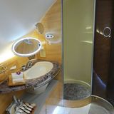 Emirates ist die erste Fluggesellschaft, die in ihrer First Class zwei voll ausgestattete Waschräume inklusive Duschmöglichkeiten eingeführt hat    Video: So entsteht der neue Airbus