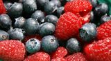 Raucher brauchen mehr antioxidative Vitamine wie A, C und E. Essen Sie daher viel Obst und Gemüse. Das ist wirksamer als Vitamine in Tablettenform