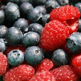 Raucher brauchen mehr antioxidative Vitamine wie A, C und E. Essen Sie daher viel Obst und Gemüse. Das ist wirksamer als Vitamine in Tablettenform