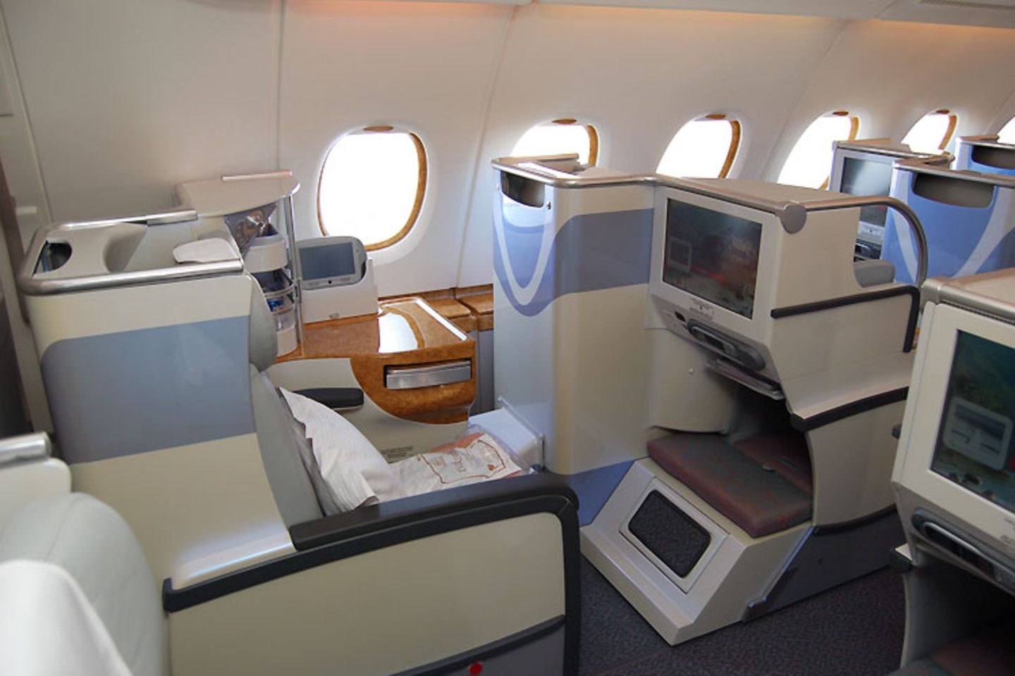 Jeder Sessel der Business Class hat direkten Zugang zum Gang. Sie sind in eine Schale mit eingebauter Minibar integriert    Video: So entsteht der neue Airbus