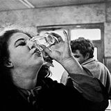 "Im Himmel gibt es kein Bier, darum trinken wir es hier" hieß es auf einem der Schilder im "Café Lehmitz". Doch hier wurde freilich auch anderes als Bier getrunken.  Der Bildband "Café Lehmitz", erstmals 1978 veröffentlicht, zeigt die Gäste in der Bierstube. Er gilt heute als Klassiker der Milieufotografie. 2013 hat der Verlag Schirmer/Mosel das Buch noch einmal herausgegeben. Der Bildband enthält 116 Seiten und kostet 29,90 Euro.