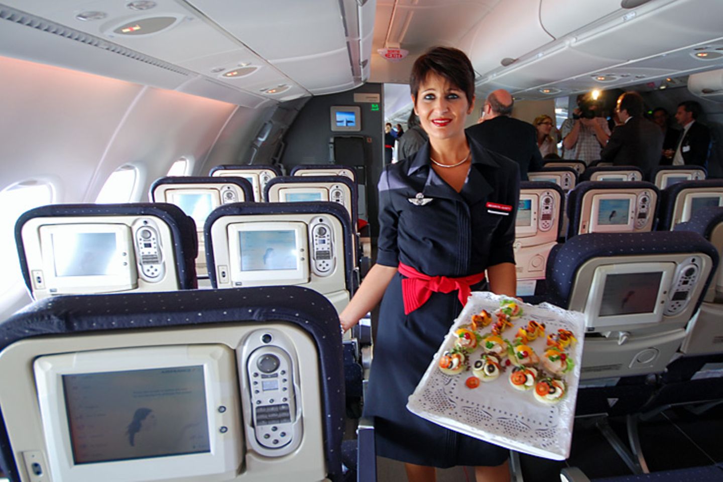 Fingerfood im Flug  Schnittchen bei Air France: Statt des herkömmlichen Tablettservice wird Fingerfood gereicht. Eine Neuigkeit des Unterhaltungssystems mit 600 Stunden Video-Auswahl und 3000 Musiktiteln ist die Kommunikation per Tastatur und Bildschirm. Die Passagiere können untereinander chatten. "Eine Art Facebook im Flugzeug", erklärt der Purser Hendrik Godat