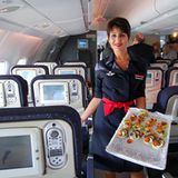 Fingerfood im Flug  Schnittchen bei Air France: Statt des herkömmlichen Tablettservice wird Fingerfood gereicht. Eine Neuigkeit des Unterhaltungssystems mit 600 Stunden Video-Auswahl und 3000 Musiktiteln ist die Kommunikation per Tastatur und Bildschirm. Die Passagiere können untereinander chatten. "Eine Art Facebook im Flugzeug", erklärt der Purser Hendrik Godat