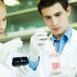 Nicht nur Chemie-Nobelpreisträger wie der Deutsche Gerhard Ertl können von ihrem Beruf gut leben - Chemiker und Chemieingenieure belegen hierzulande Platz sechs der deutschen Top-Berufsgruppen: 75.533 Euro beträgt ihr Bruttolohn im Durchschnitt. Allein gut 12.300 Euro davon sind Sonderzahlungen  Hier geht's zu den Flop-Berufen