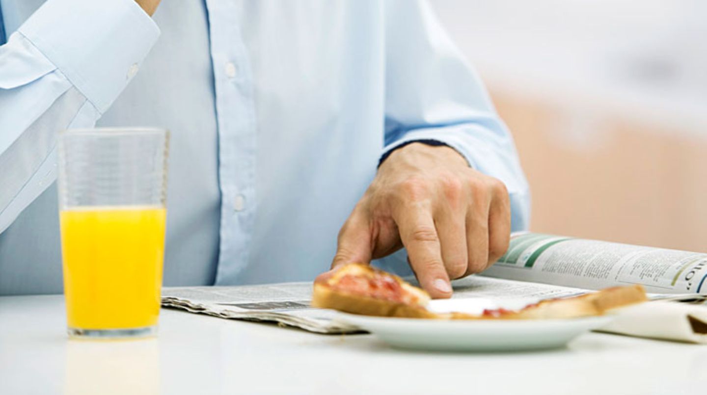 Stellen Sie Ihre vegetarische Kost richtig zusammen: Der Körper kann das Eisen aus pflanzlichen Lebensmitteln besser aufnehmen, wenn er dazu Vitamin-C-reiches Obst, Obstsäfte oder Gemüse wie Paprika, Brokkoli oder verschiedene Kohlgemüse bekommt. Wichtig ist das vor allem, wenn Sie Ihr Kind vegetarisch ernähren. Ein Glas Orangensaft zum Essen reicht schon. Wenn Sie schwarzen Tee zum Essen trinken, wird Eisen schlechter aufgenommen.