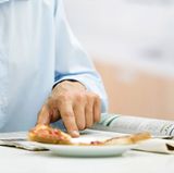 Stellen Sie Ihre vegetarische Kost richtig zusammen: Der Körper kann das Eisen aus pflanzlichen Lebensmitteln besser aufnehmen, wenn er dazu Vitamin-C-reiches Obst, Obstsäfte oder Gemüse wie Paprika, Brokkoli oder verschiedene Kohlgemüse bekommt. Wichtig ist das vor allem, wenn Sie Ihr Kind vegetarisch ernähren. Ein Glas Orangensaft zum Essen reicht schon. Wenn Sie schwarzen Tee zum Essen trinken, wird Eisen schlechter aufgenommen.