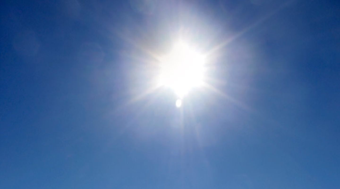 Temperaturen über 37 Grad Celsius bekommen dem Insulin nicht. Deshalb sollten Sie es nie in die pralle Sonne legen - und auch nicht im heißen Auto über längere Zeit liegen lassen. Sonst verklumpt es und wird unbrauchbar