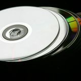 20 Kilometer CDs     Mehrere Gigabyte Daten fallen in jeder Sekunde eines laufenden Experiments an. Pro Jahr sammeln die Wissenschaftler am Large Hadron Collider 15 Petabyte Daten. Wenn man sie auf CD brennen würde, hätte man einen 20 Kilometer hohen Stapel (ohne die CD-Hüllen!)    Video: Rapperin erklärt den Teilchenbeschleuniger