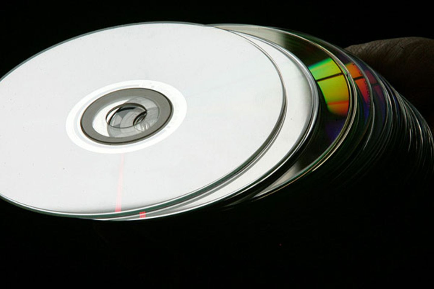 20 Kilometer CDs     Mehrere Gigabyte Daten fallen in jeder Sekunde eines laufenden Experiments an. Pro Jahr sammeln die Wissenschaftler am Large Hadron Collider 15 Petabyte Daten. Wenn man sie auf CD brennen würde, hätte man einen 20 Kilometer hohen Stapel (ohne die CD-Hüllen!)    Video: Rapperin erklärt den Teilchenbeschleuniger
