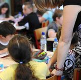 Ihr Kind möchte sein wie die anderen. Trotzdem sollten alle Mitschüler in der Klasse wissen, dass es zuckerkrank ist. Informieren Sie auch die Lehrer darüber, wie sich Ihr Kind verhält, wenn es unterzuckert ist und wie sie ihm dann helfen können